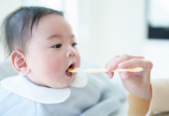 バナナを食べる赤ちゃん